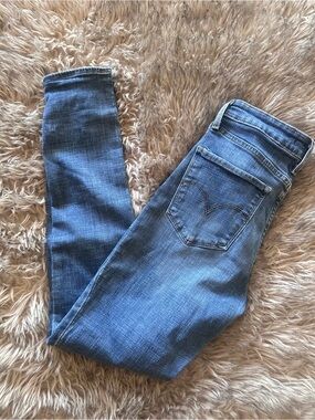 Levi's Slim Skinny Jeans in Medium Blue Wash